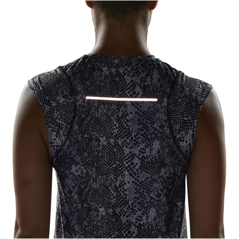 HR5713_8_APPAREL_On Model_Detail View 2_white